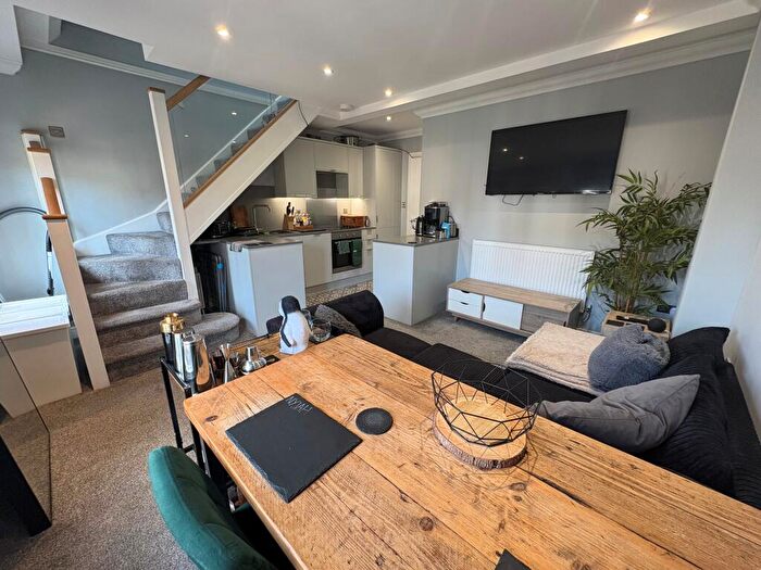 2 Bedroom Flat To Rent In Llandaff Road, Cardiff, CF11