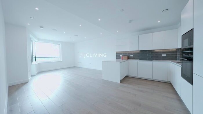 2 Bedroom Flat To Rent In Granger, London Square, SE1