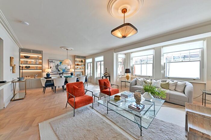 3 Bedroom Flat For Sale In Drayton Gardens, Chelsea, London, SW10