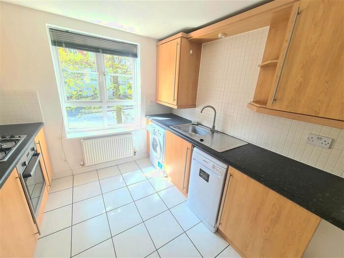 3 Bedroom Flat To Rent In Wenlock Drive, West Bridgford, Nottingham, NG2