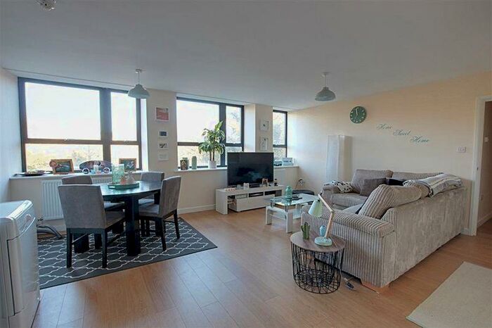 2 Bedroom Flat To Rent In Lower Bristol Road, Bath, BA2