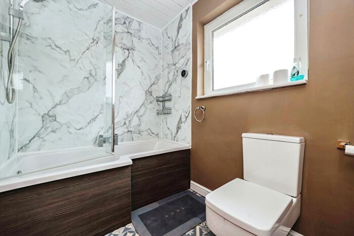 3 Bedroom Semi-Detached House For Sale In Wheatsheaf Drive, Waterlooville, Hampshire, PO8