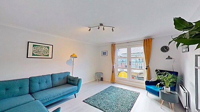 2 Bedroom Flat To Rent In Dicksonfield, Edinburgh, Midlothian, EH7
