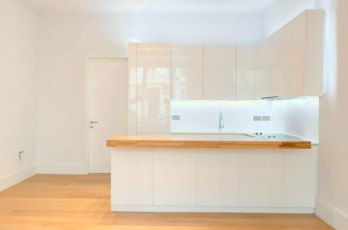 2 Bedroom Flat To Rent In Queens Gate, South Kensington, London, SW7