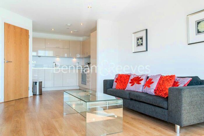 2 Bedroom Flat To Rent In Aqua Vista Square, Canary Wharf, E3