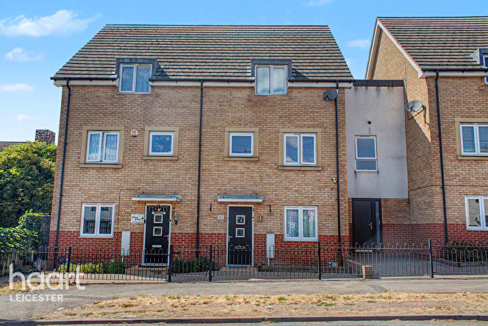 4 Bedroom Town House To Rent In Humberstone Lane, Leicester, LE4
