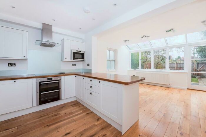 3 Bedroom Duplex To Rent In Castelnau London, SW13