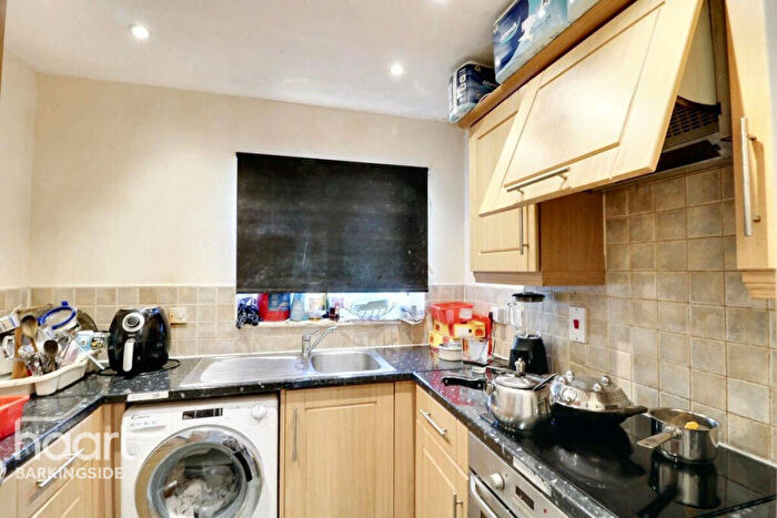 2 Bedroom Maisonette For Sale In Royal Crescent, Newbury Park, IG2
