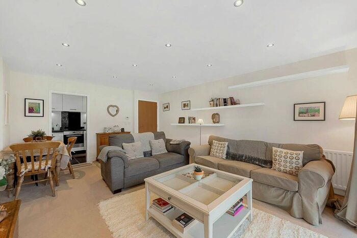 2 Bedroom Flat To Rent In Limerick Close, Balham, London, SW12