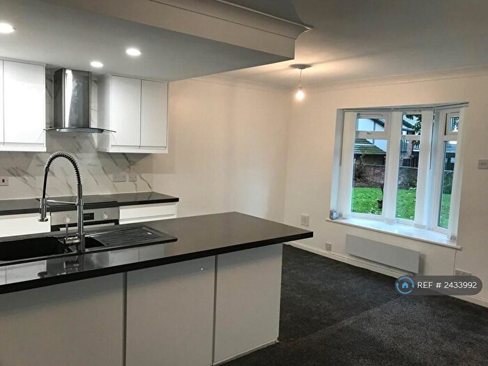 2 Bedroom Flat To Rent In And Accompanying Garage, Manchester, M45