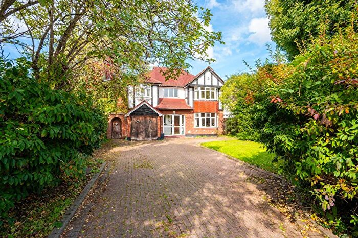 4 Bedroom Detached House For Sale In Edenfield Gardens, Worcester Park, KT4