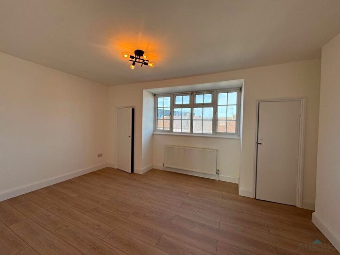 2 Bedroom Flat To Rent In Darkes Lane, Potters Bar, EN6