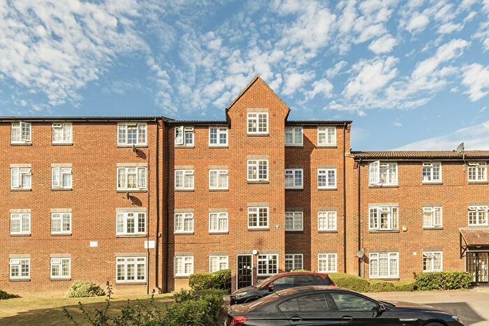 1 Bedroom Flat To Rent In Cromwell Close, Acton, W3