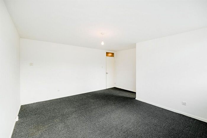 2 Bedroom Flat For Sale In Marlborough Road, Chingford, E4