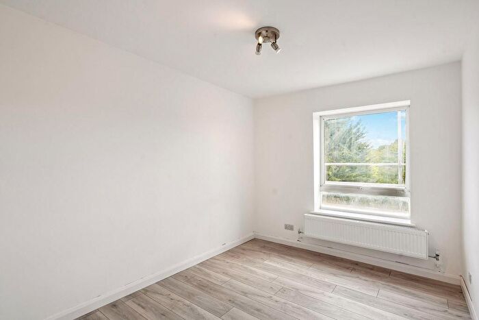 3 Bedroom Flat To Rent In Robin Hood Lane, Sutton, SM1
