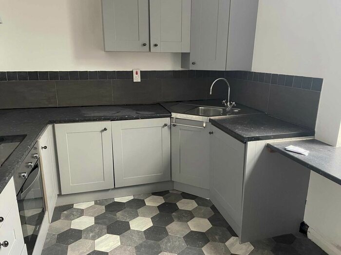 3 Bedroom Flat To Rent In Cinder Bank, Netherton DY2