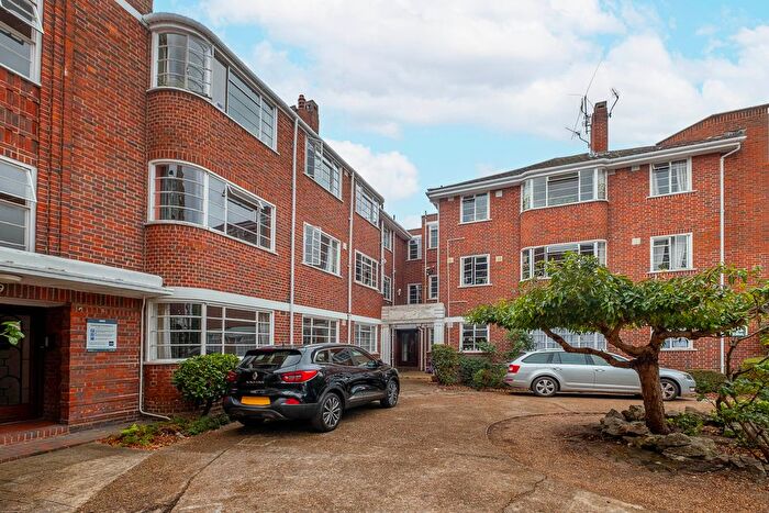 2 Bedroom Flat For Sale In Beaufort Road, Kingston Upon Thames, KT1
