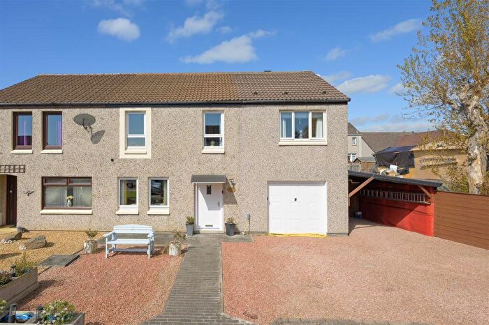 4 Bedroom Semi-Detached House For Sale In Fairley Court, Cairneyhill, KY12