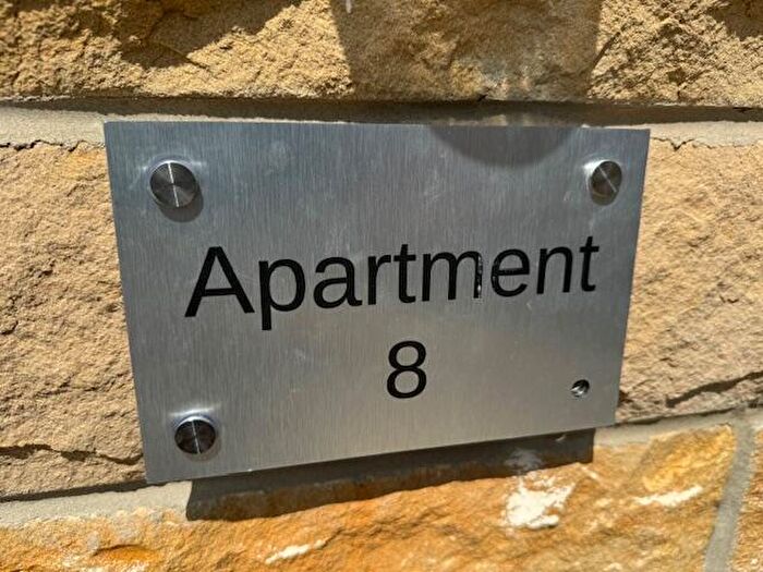 1 Bedroom Flat To Rent In Leeds Road, Shipley, West Yorkshire, BD18
