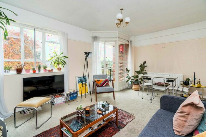 3 Bedroom Apartment To Rent In Rye Court, London, SE22