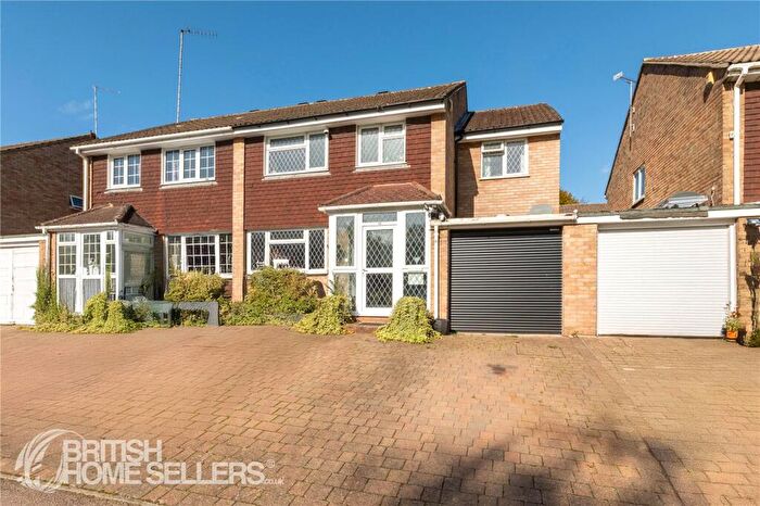 5 Bedroom Semi-Detached House For Sale In Sandpiper Road, South Croydon, CR2
