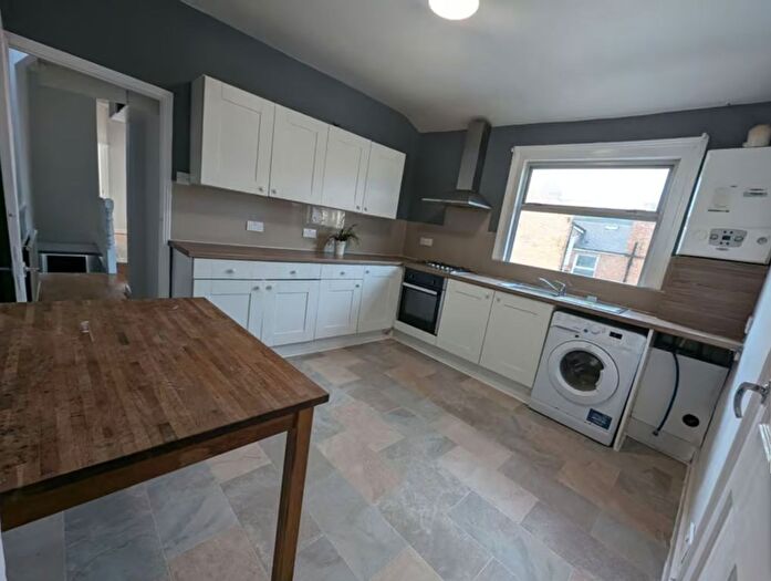3 Bedroom Flat To Rent In Woodbury Street, London, SW17