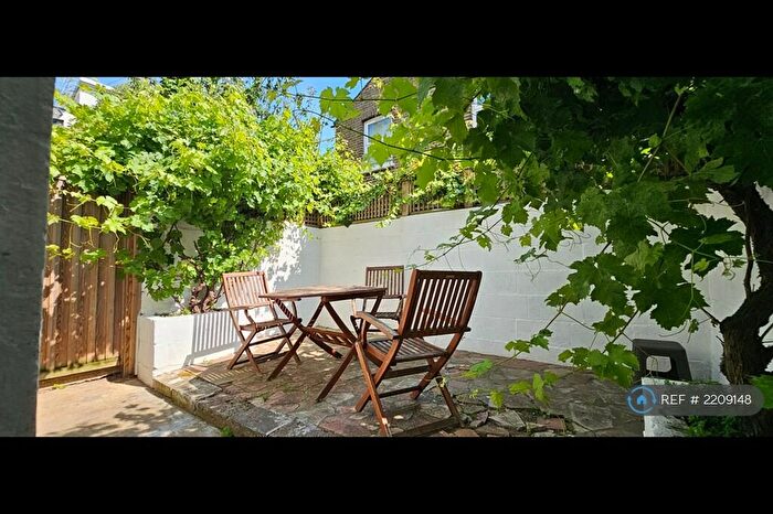 2 Bedroom Flat To Rent In Badsworth Road, London, SE5