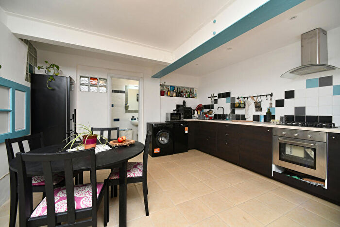 2 Bedroom Flat For Sale In Clarence Square, Brighton, BN1