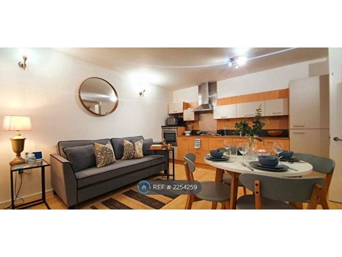 3 Bedroom Flat To Rent In Farnsworth Court, London, SE10