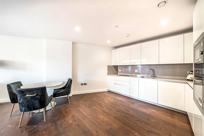 2 Bedroom Apartment To Rent In Malthouse Road, London, SW11