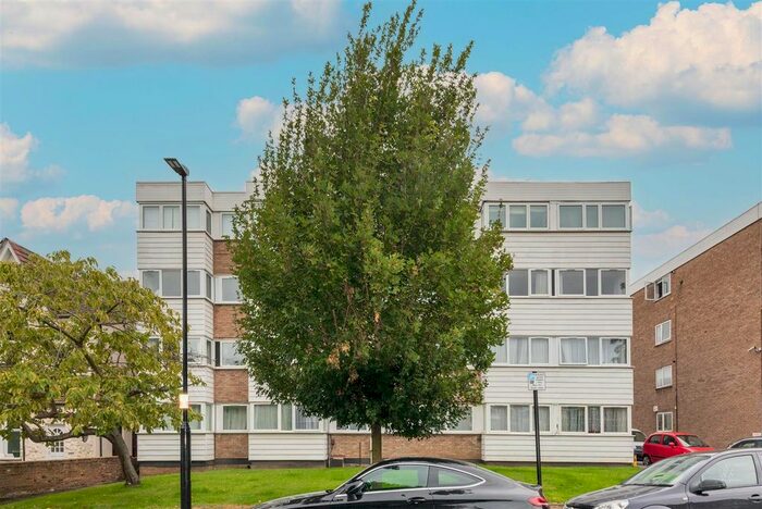 Studio To Rent In Maidstone Road, Bounds Green, N11