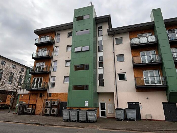 2 Bedroom Flat For Sale In Parkhouse Court, Hatfield, AL10