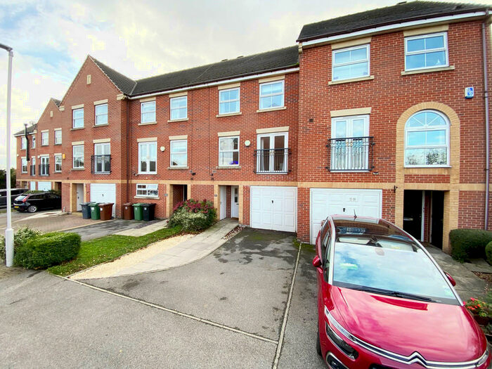 Houses for sale & to rent in LS10 4AT, Raylands Garth, Middleton Park Leeds