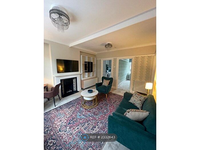2 Bedroom Flat To Rent In Kensington Mall, London, W8