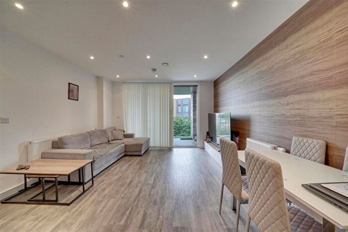 1 Bedroom Flat For Sale In Woodall Road, Enfield, EN3