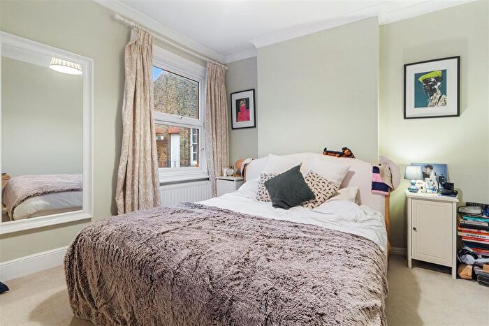 2 Bedroom Flat To Rent In Dumbarton Road, London, SW2