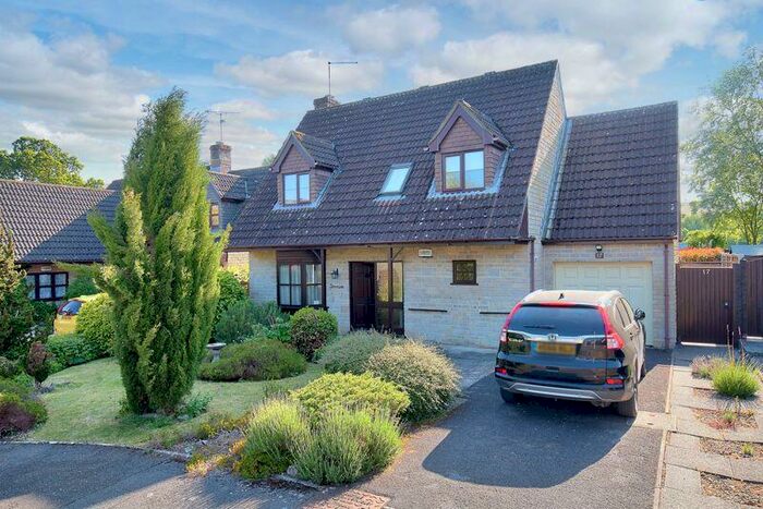 3 Bedroom Detached House For Sale In Hunters Mead, Motcombe, SP7