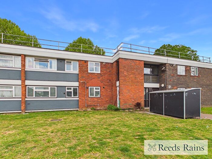 2 Bedroom Flat For Sale In Canfield Road, Rainham, RM13
