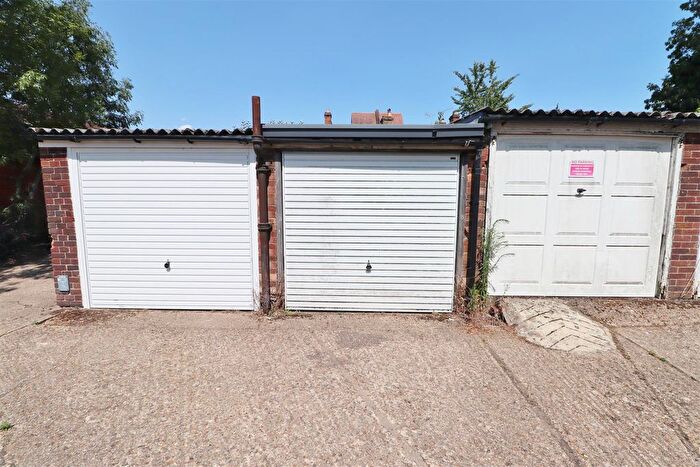 Garage / Parking To Rent In West View Garden, Esltree, WD6