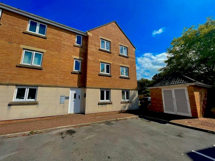 2 Bedroom Flat To Rent In Macfarlane Chase, The Park, Weston- Super- Mare, BS23