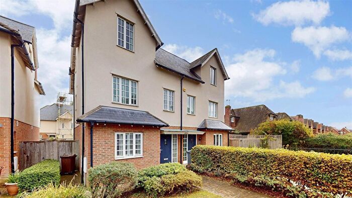3 Bedroom Semi Detached House For Sale In County Gardens, Isleworth, TW7