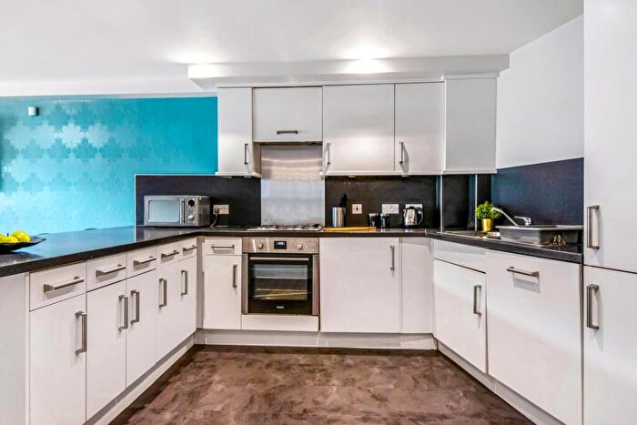 6 Bedroom Private Hall To Rent In Burley Road, Leeds, LS3