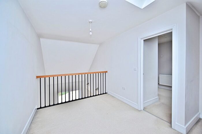 2 Bedroom Flat For Sale In The Lakes, Larkfield, Aylesford, ME20