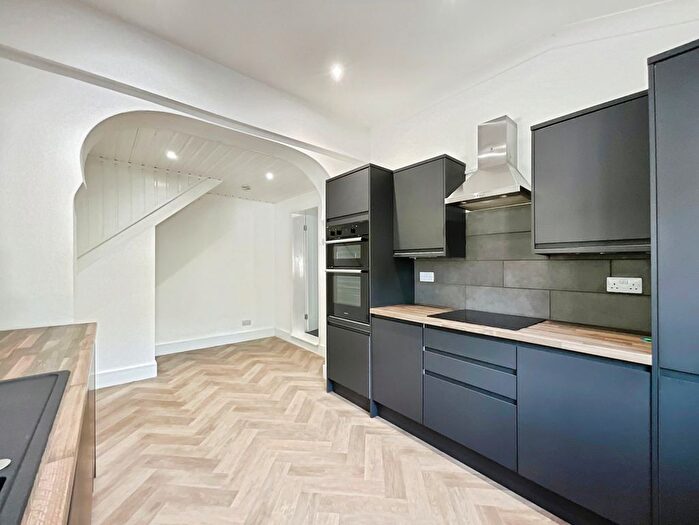 3 Bedroom Semi-detached House For Sale In High Street, Beckingham, Doncaster, DN10