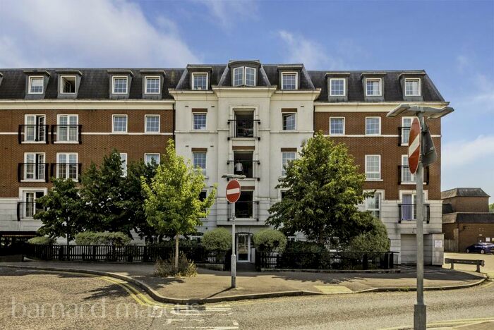 2 Bedroom Flat To Rent In Station Approach, Epsom, KT19