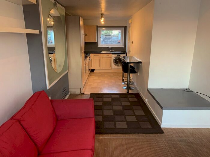 1 Bedroom Flat To Rent In Springbank Road, Hither Green, Londobn, SE13