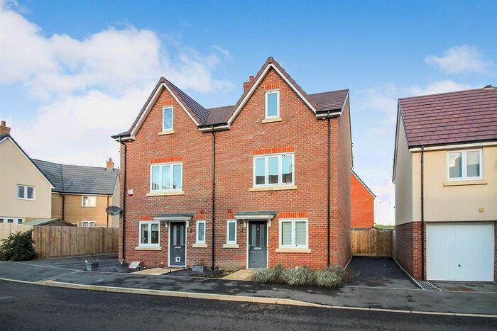 3 Bedroom Property To Rent In Topaz Lane, Aylesbury, HP18