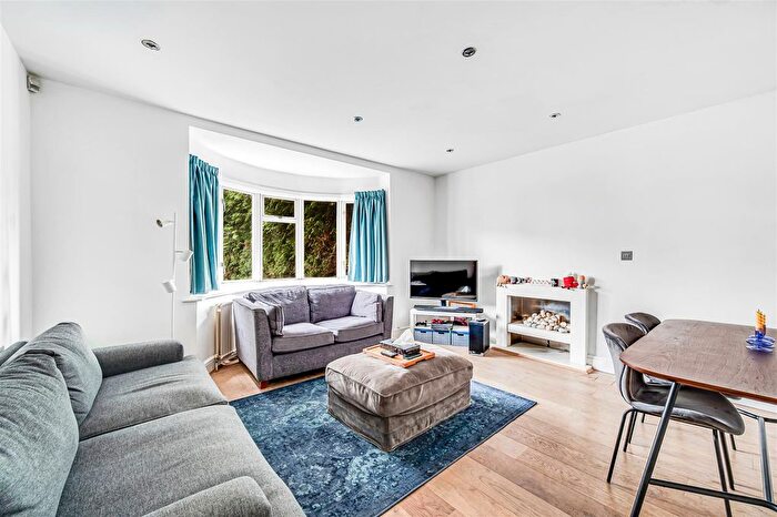 2 Bedroom Flat For Sale In Perryn Road, London, W3