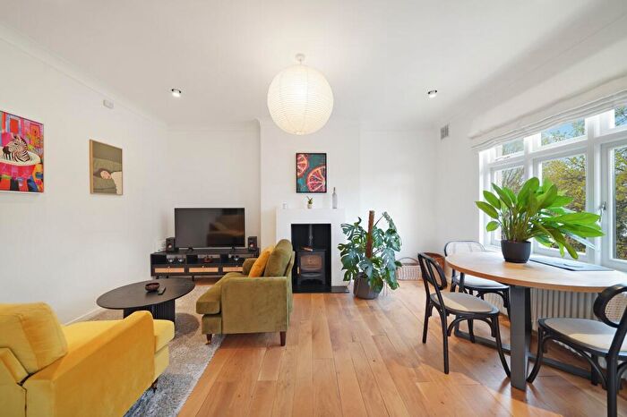 1 Bedroom Flat To Rent In Chatsworth Road, Mapesbury, NW2