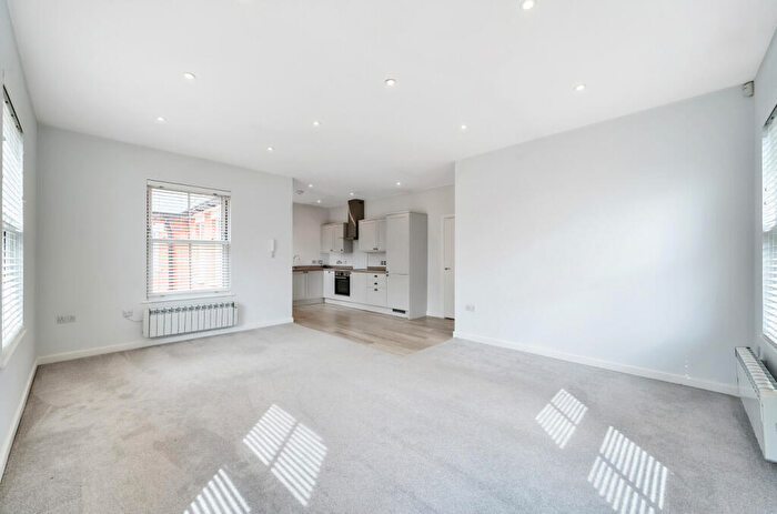 2 Bedroom Apartment For Sale In West End Road, Mortimer Common, Reading, Berkshire, RG7